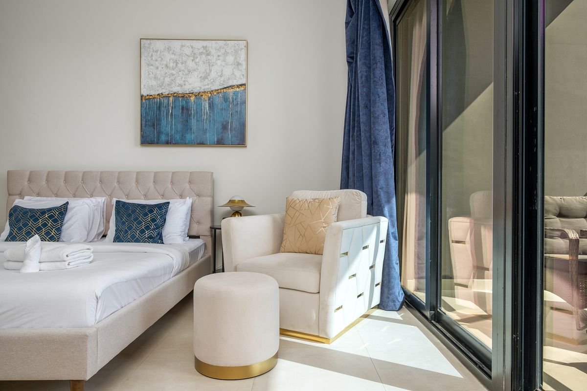 Furnished studio with canal view