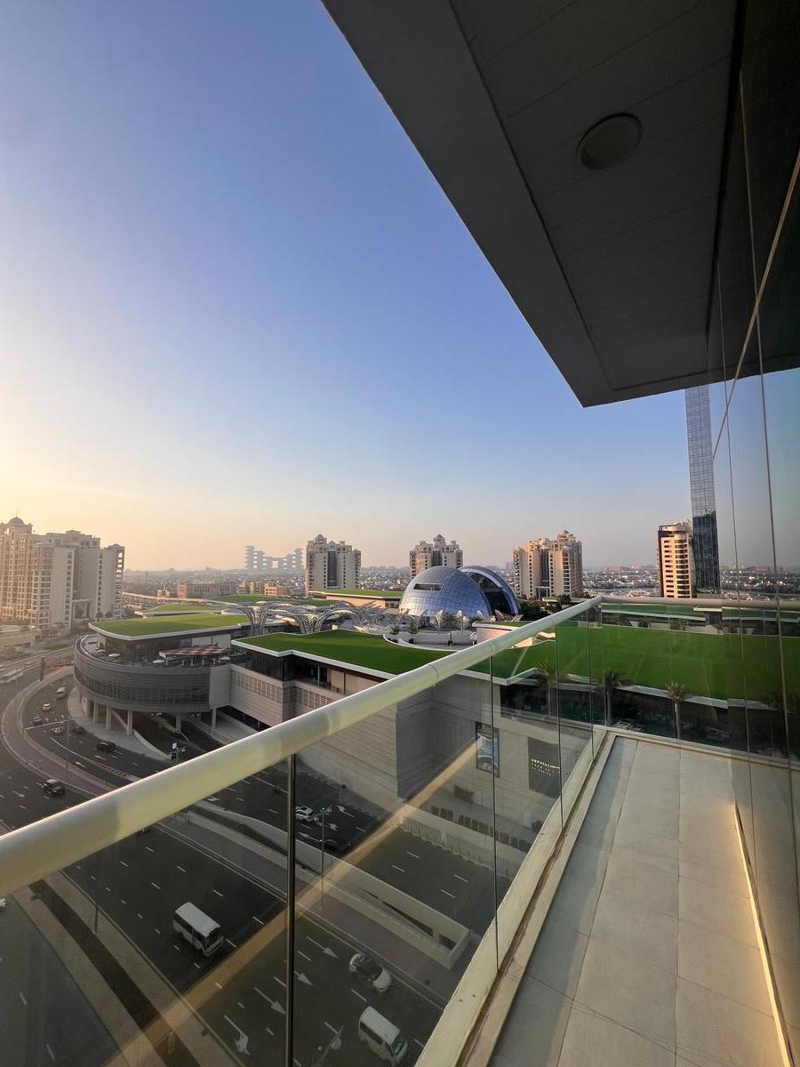 Corner studio with Royal Atlantis & Palm views